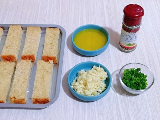 7、蒜香全麦吐司条,准备工作完成。