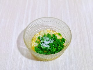 8、蒜香全麦吐司条,将融化的黄油放入碗中，再加入蒜蓉，葱花，盐。