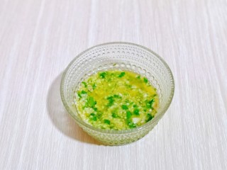 9、蒜香全麦吐司条,用筷子搅拌均匀。