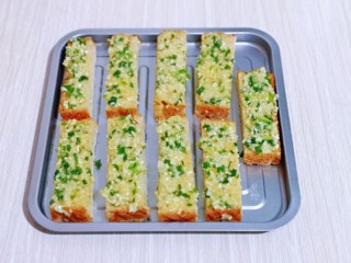 11、蒜香全麦吐司条,再撒上迷迭香。(不喜欢不放也可以)