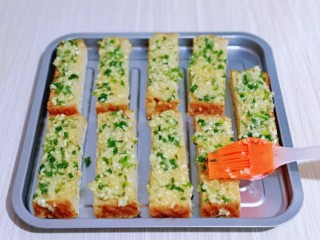 10、蒜香全麦吐司条,用硅胶刷，将料均匀刷在每条吐司上。