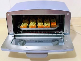 12、蒜香全麦吐司条,将烤盘入烤箱中层。