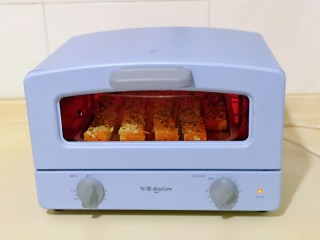 13、蒜香全麦吐司条,180度烤15分钟。(时间及温度仅供参考，具体根据自家烤箱性能另定)