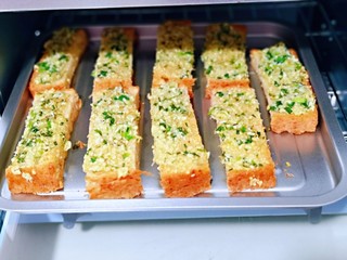 14、蒜香全麦吐司条,烤好了呦～香味扑鼻而来。