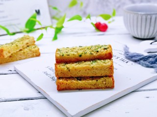 15、蒜香全麦吐司条,美美的拍照，忍不住吃了一条，简直好吃停不下来～