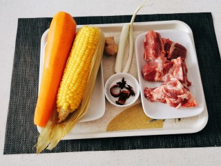 1、胡萝卜玉米排骨汤,食材准备好