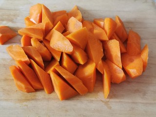 2、胡萝卜玉米排骨汤,胡萝卜切块