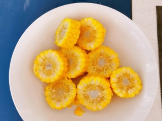 3、胡萝卜玉米排骨汤,玉米切段