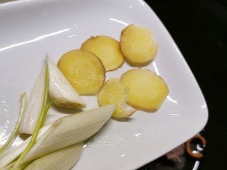 7、胡萝卜玉米排骨汤,放入葱姜