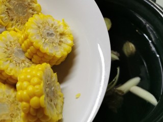 8、胡萝卜玉米排骨汤,放入玉米 添加足够的清水 按下煲汤功能键