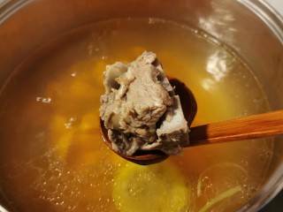 14、胡萝卜玉米排骨汤,放入煮熟的排骨