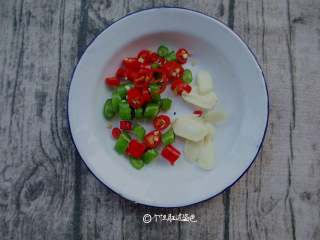 4、酸辣萝卜片,准备小米椒切成辣椒圈