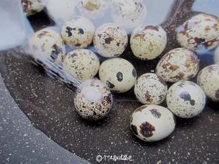 3、香卤鹌鹑蛋,加入少许盐、白醋， 煮5分钟，大火烧开转中小火即可，这样做防止鹌鹑蛋煮破