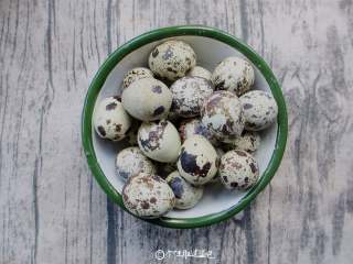 4、香卤鹌鹑蛋,将煮好的鹌鹑蛋捞出用冷水冲洗，在案板上敲裂