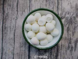 5、香卤鹌鹑蛋,敲好的鹌鹑蛋放入装有清水的盆里，更容易把壳剥掉，将剥好蛋壳的鹌鹑蛋用清水洗一下