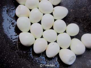 6、香卤鹌鹑蛋,锅热下油，放入鹌鹑蛋煎至金黄盛出（煎的时候要勤晃动锅体，使蛋皮受热均匀，煎的颜色更漂亮）