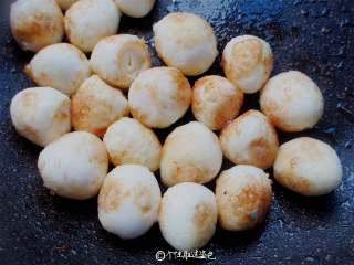 7、香卤鹌鹑蛋,将鹌鹑蛋炸至虎皮状