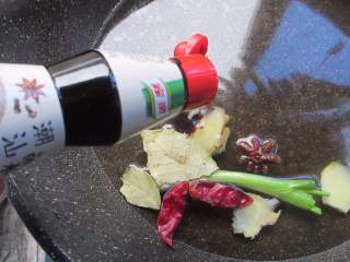 8、香卤鹌鹑蛋,另取一口锅，倒入900ml水，放入香叶、八角、葱姜、香叶，倒入一瓶卤水汁