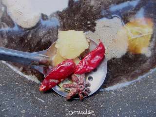 9、香卤鹌鹑蛋,将卤水大火煮开后，捞出香料扔掉