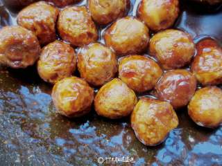 11、香卤鹌鹑蛋,大火煮开后转小火煮20分钟左右关火。继续卤水里浸泡2个小时以上，这样卤味会更加入味。（卤水底不要倒哦，放入容器里用保鲜膜封住放冰箱冷冻，下次继续用，越卤越好吃）