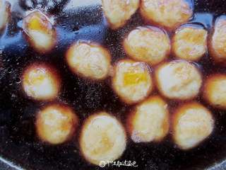 10、香卤鹌鹑蛋,放入煎好的鹌鹑蛋。