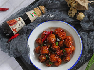 12、香卤鹌鹑蛋,捞出鹌鹑蛋摆盘，卤味香气扑鼻，超级好吃。