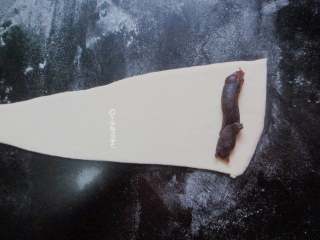 6、豆沙牛角餐包,切出6片三角形面片，挤上豆沙馅