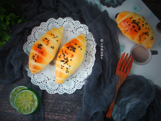 12、豆沙牛角餐包,口感也是非常棒的，松软香甜可口