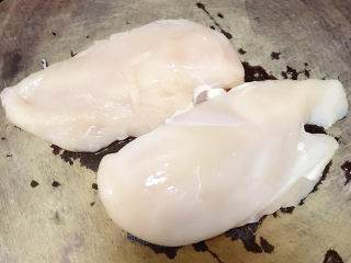 1、黄金鸡排,鸡胸脯肉冲洗一下。