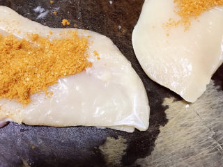 2、黄金鸡排,抹上奥尔良腌料。