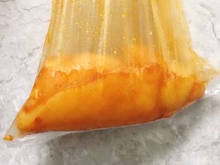 3、黄金鸡排,放入食品袋中，按摩片刻，放入冰箱冷藏室过夜