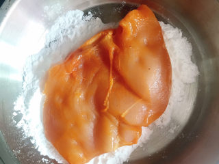 5、黄金鸡排,腌制好的鸡胸肉放入玉米淀粉中。