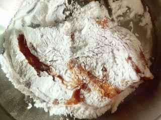 6、黄金鸡排,裹上一层玉米淀粉。