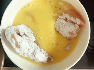 7、黄金鸡排,放入蛋液中打个滚。