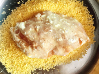 8、黄金鸡排,捞出后放入面包糠中。