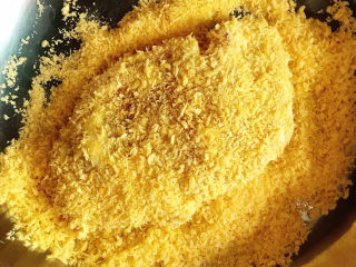 9、黄金鸡排,裹上一层面包糠。