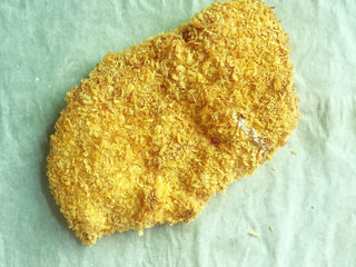 14、黄金鸡排,烤好的鸡排取出。