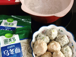 1、乌冬面,准备好所有食材，烧开水
