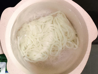 2、乌冬面,水开后放入乌冬面