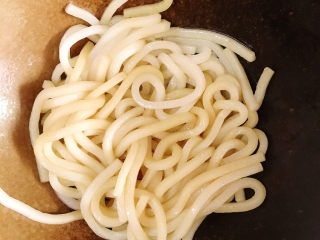 5、乌冬面,将面捞出，放酱油拌匀