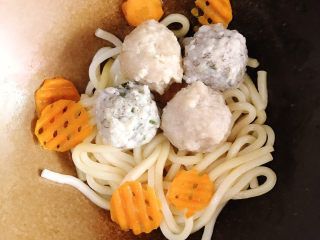 7、乌冬面,胡萝卜切片焯水捞出放入碗中