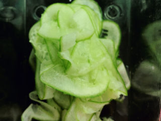 8、乌冬面,黄瓜刮片