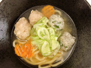 9、乌冬面,放入黄瓜片