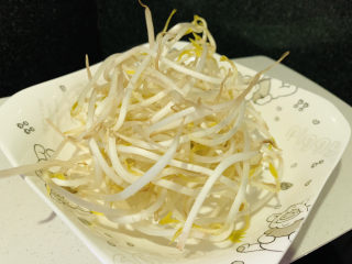 1、豆芽炒粉条,豆芽，待用；