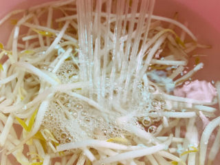 2、豆芽炒粉条,用清水清洗干净；