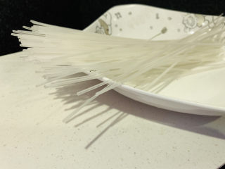 3、豆芽炒粉条,粉条，待用；