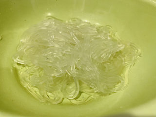 5、豆芽炒粉条,沥干水，待用；