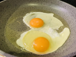 6、豆芽炒粉条,锅加食用油，热锅，加入鸡蛋；