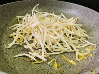 8、豆芽炒粉条,锅加1勺油，加入豆芽；