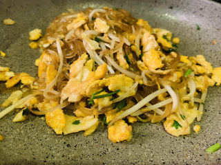 17、豆芽炒粉条,翻炒均匀，起锅；